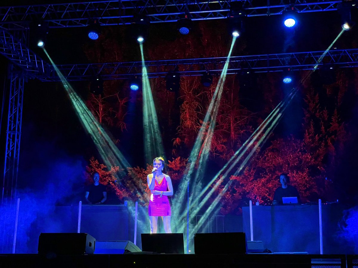 alexso86's tweet photo. @ARISA_OFFICIAL ❤️ #cento #littlesummertour #2022 #arisa @ARISAOFFICIALFC https://t.co/0A2rVbqw12