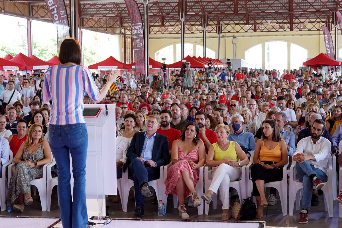 DianaMorantR's tweet photo. Quin orgull haver estat hui a València, tornar a casa, sentir tanta companyia i afecte.

Quin orgull poder celebrar hui a la #FestaDeLaRosa aquests 7 anys de Govern socialista a la Comunitat Valenciana. Enhorabona, @XimoPuig, per set anys de dignitat. https://t.co/BooFgDaf5W