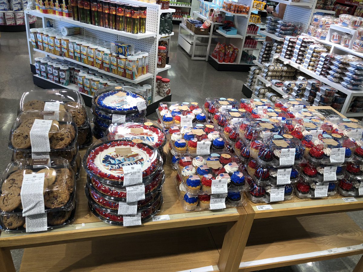 GoForAlice's tweet image. A great visit from @Emily_lindaaaa is just the cherry on top of a great holiday weekend in Food&amp;amp;Bev at #T2106. Peep those ✨shining✨ star items in food! #FreshFullClean #worksomewhereyoulove