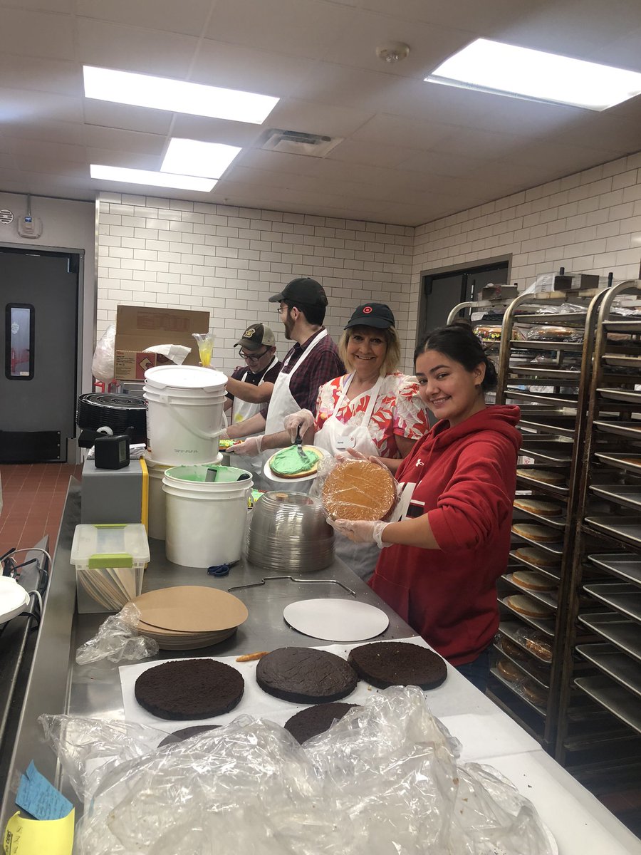 GoForAlice's tweet image. A great visit from @Emily_lindaaaa is just the cherry on top of a great holiday weekend in Food&amp;amp;Bev at #T2106. Peep those ✨shining✨ star items in food! #FreshFullClean #worksomewhereyoulove