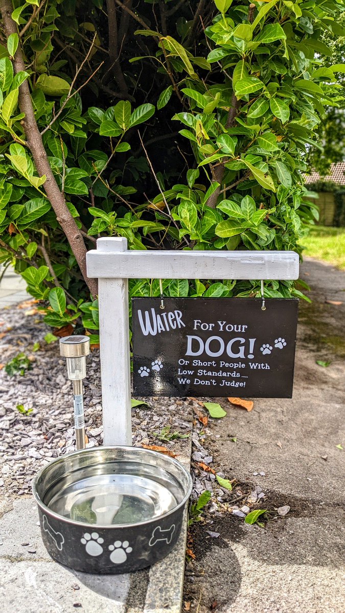 We don't have dogs but we're the last house on the close before the path takes you for a lovely walk round Nixon Lane Woods! 🐶🐕🐾😃

Many thanks to Donna at captivatedesigns.co.uk for the sign!