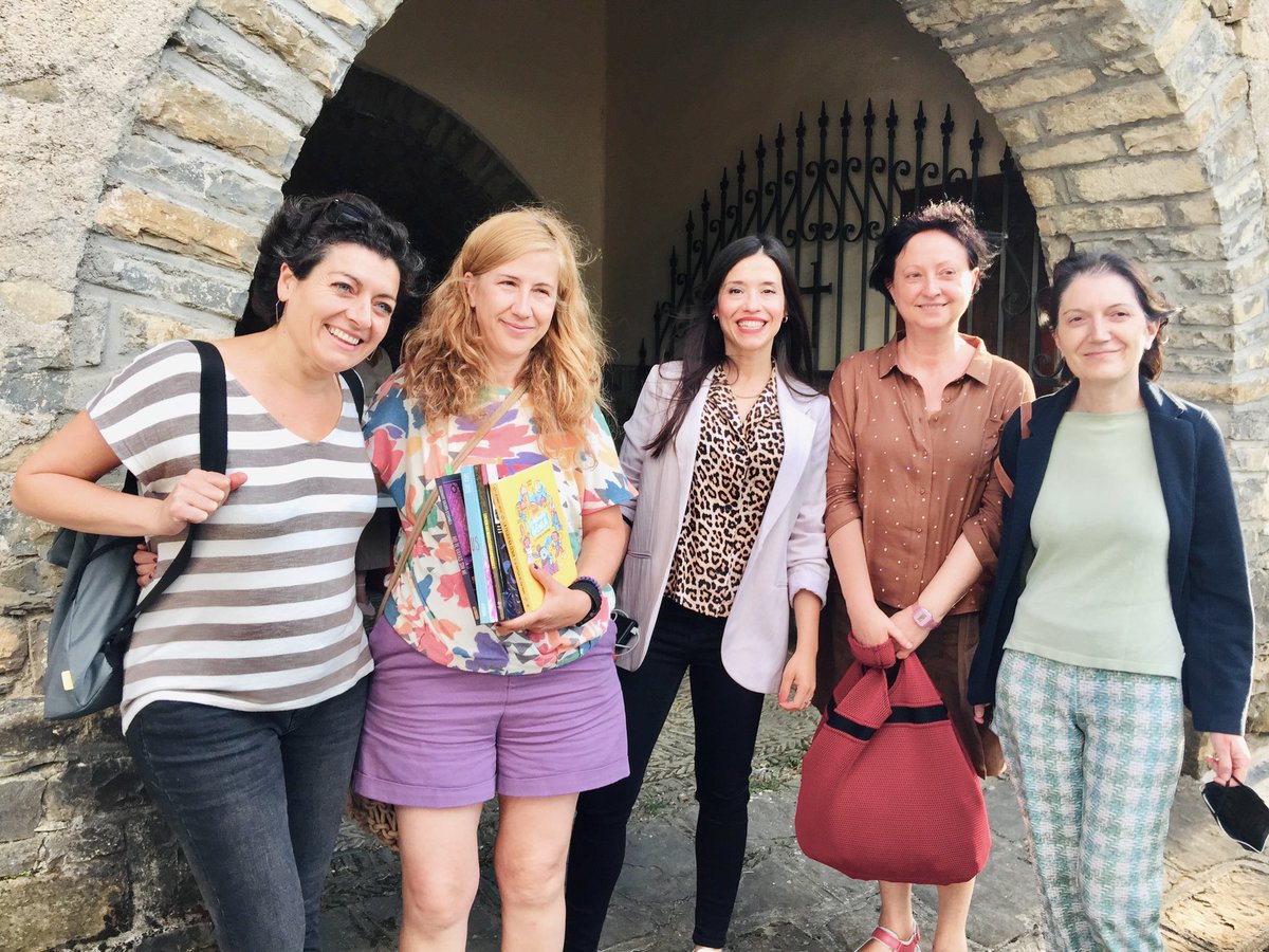 GdeTorresOlson's tweet photo. Me encantó que la charla tuviera lugar en la iglesia, fue un lujo de público y no pude estar mejor acompañada, por amigas que son #brioletas 🫶 Me he quedado prendada de #Yésero, un lugar idílico en el Pirineo para hablar de libros y también para leerlos 📖⛰ https://t.co/hIhG2NDFdr