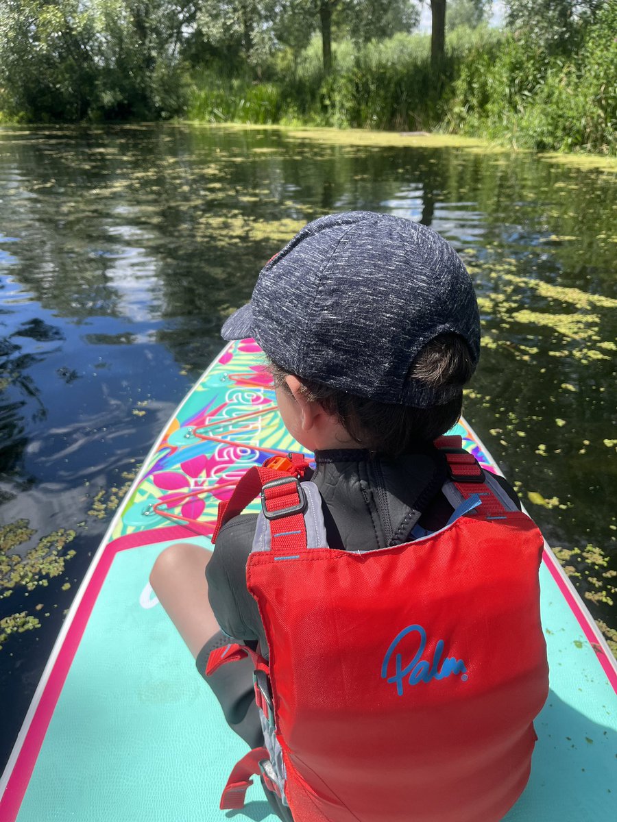 adventure_SW's tweet image. Lovely family #pootle from the @HennySwan on the river stour. With a spot of lunch too :-) the #suppup’s first trip out. She did well! @hathaboards #sup #paddleboard