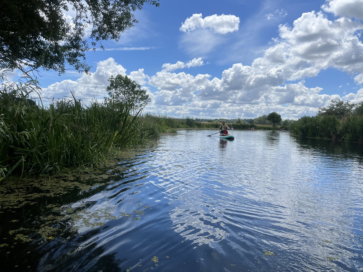 adventure_SW's tweet image. Lovely family #pootle from the @HennySwan on the river stour. With a spot of lunch too :-) the #suppup’s first trip out. She did well! @hathaboards #sup #paddleboard