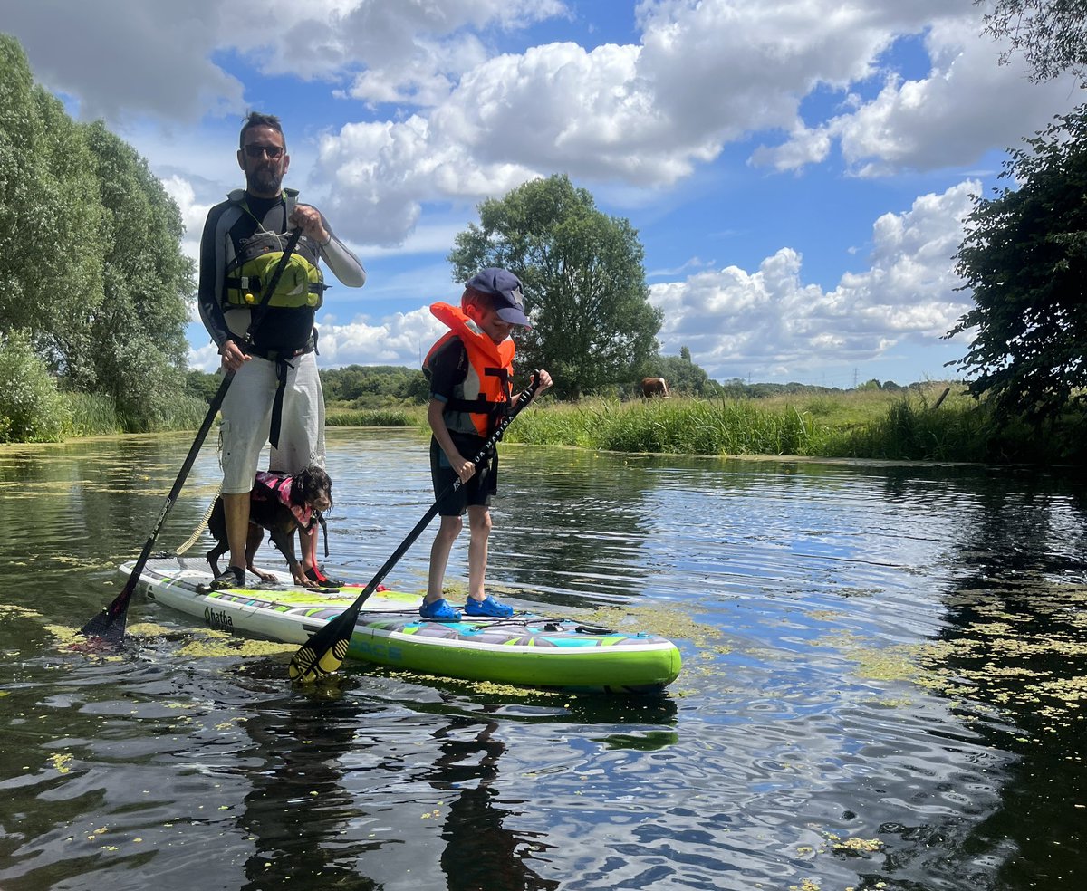 adventure_SW's tweet image. Lovely family #pootle from the @HennySwan on the river stour. With a spot of lunch too :-) the #suppup’s first trip out. She did well! @hathaboards #sup #paddleboard