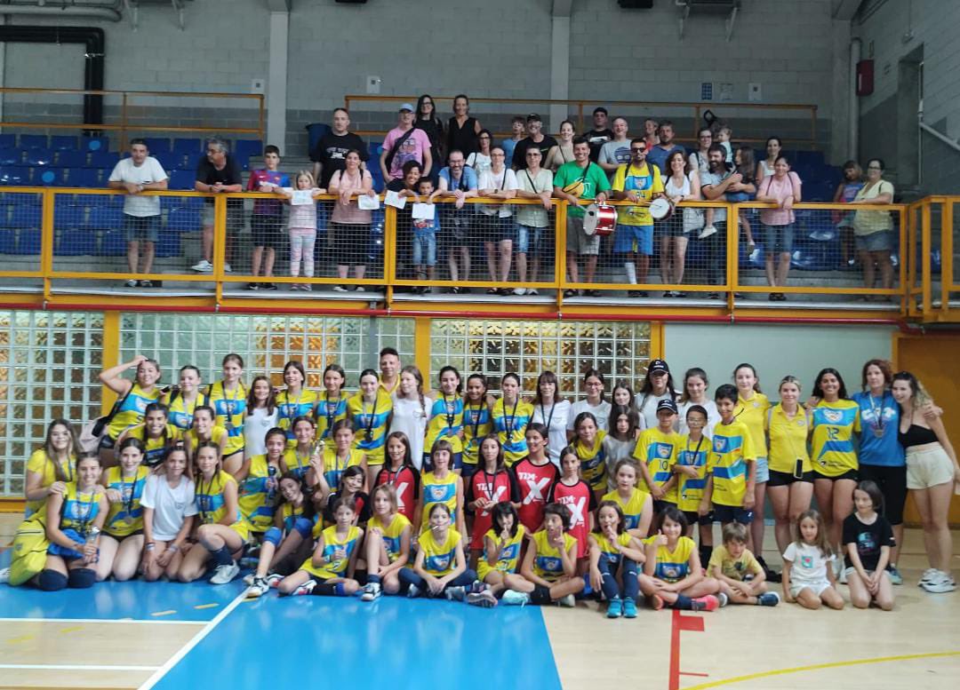 envinem's tweet photo. 1r, 2n i 5è classificats al Torneig Internacional de vòlei #TIM22 Voley Xperience @TIMAndorra @CEHortons un gran resultat per un petit poble del @CCAltPenedes @stllhortons Felicitats👏 https://t.co/eYuKRtU9jR