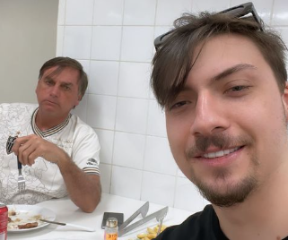 otempo's tweet photo. Bolsonaro aparece com camisa do Galo em foto com Jair Renan https://t.co/u8YdXDYnyq https://t.co/x9dIKMU7it