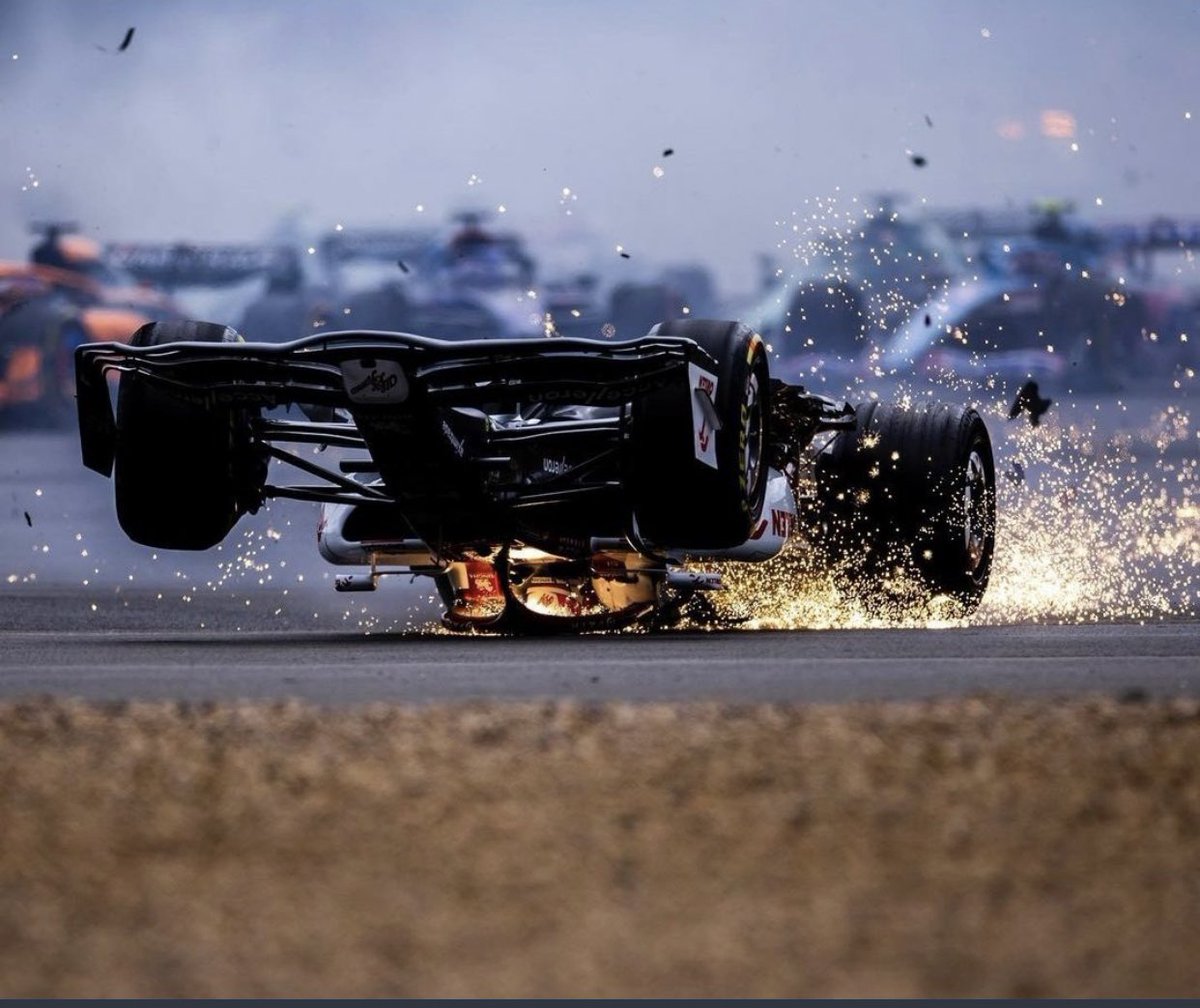 Uno si chiede: ma i fotografi che erano all’esterno di curva 1 al momento dell’incidente e che in tv abbiamo visto evitati di poco dall’Alfa di Zhou che foto avranno fatto? 
Ecco la risposta. Congrats <a href="/vladimirrys/">Vladimir Rys</a>