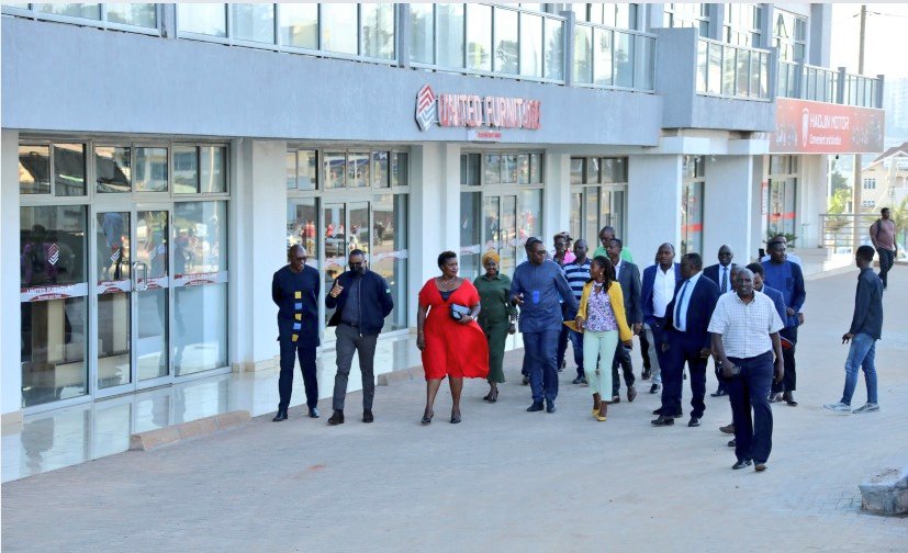 KicukiroDistr's tweet photo. #Kwibohora28 : Uyu munsi tariki 03/07/2022 abagize Urwego Nshingwabikorwa rw’Akarere ka Kicukiro bitabiriye igikorwa cyo gutaha inyubako y’ubucuruzi ya Spellman Estates Rwanda Ltd (#SilverbackMall) iherereye ahazwi nka Sonatubes mu Murenge wa @Kicukiro_Sector. https://t.co/IL9kjMWCkD