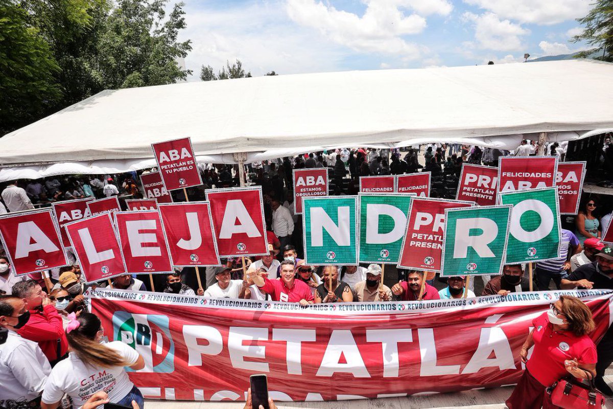 PRI_Nacional's tweet photo. Nuestro Presidente @alitomorenoc tomó protesta a Alejandro Bravo y a Pilar Vadillo como dirigentes del @CDEPRIGuerrero.
¡Mucho éxito en esta encomienda! https://t.co/9yO4WrYibb