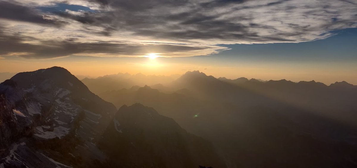 ilizarra's tweet photo. Ederra izan da!! ⛰💡
“Hormak eta harresiak
ez ditugu maite
elkarrekin bizi
nahi dugu soilik
ez dugu beste inor
mendean hartu nahi
etorkizuna hautatu ez besterik”
#PirinioetakoBidea
#ViaPirinenca
#LightsForFreedom
@Gure_Esku https://t.co/Dm9WrM7MHd