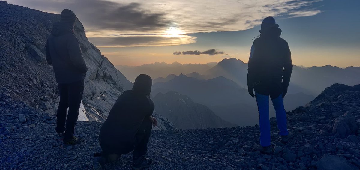 ilizarra's tweet photo. Ederra izan da!! ⛰💡
“Hormak eta harresiak
ez ditugu maite
elkarrekin bizi
nahi dugu soilik
ez dugu beste inor
mendean hartu nahi
etorkizuna hautatu ez besterik”
#PirinioetakoBidea
#ViaPirinenca
#LightsForFreedom
@Gure_Esku https://t.co/Dm9WrM7MHd