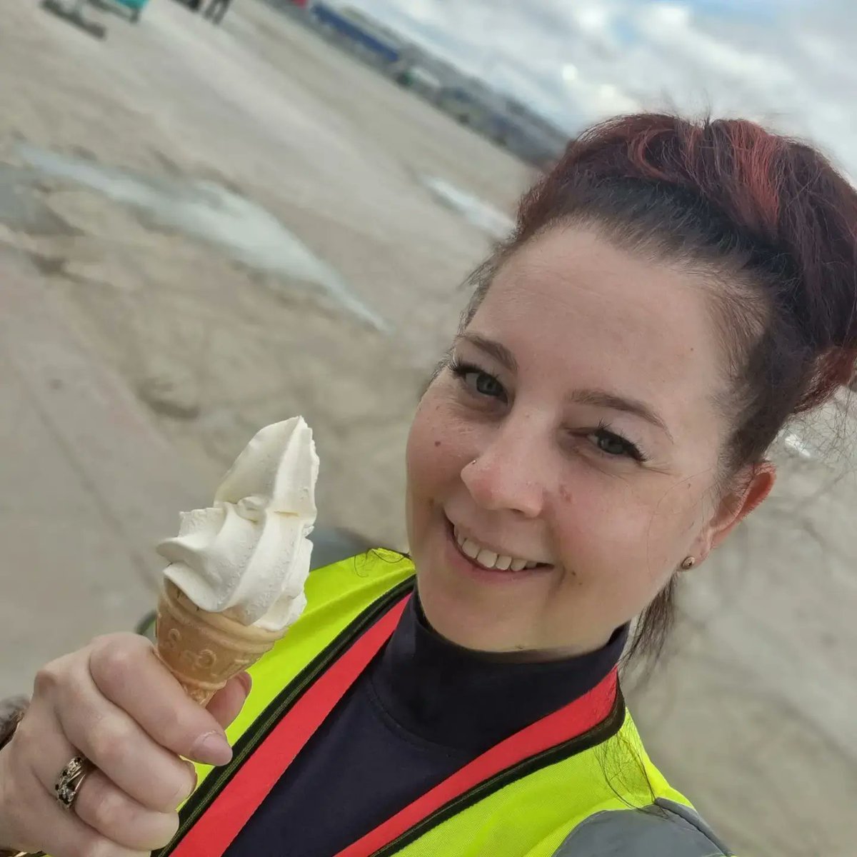 emmaaJ2H's tweet photo. No.13 - Unlucky for some! Not this Volunteer Shift ...... with my daughters 1st rehearsal (already making friends) and the bestie in full swing, rehearsing too 🥰
.
To top today off, A FREE ICE CREAM🍦😋
.
#commonwealthgames 
#birminghamcommonwealthgames 
#B2022 
@birminghamcg22 https://t.co/mNoNDGJLCO