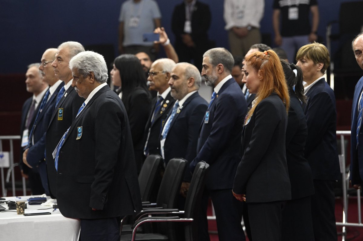 Recueillement à la mémoire de Guy Koller lors des épreuves d’haltérophilie et au village #JMOran2022, avec la délégation 🇫🇷. 
1 minute de silence et des applaudissements pour son engagement.

<a href="/BrigitHenriques/">Henriques</a> : « Les premières pensées vont à sa famille. Soyons nous tous unis. »