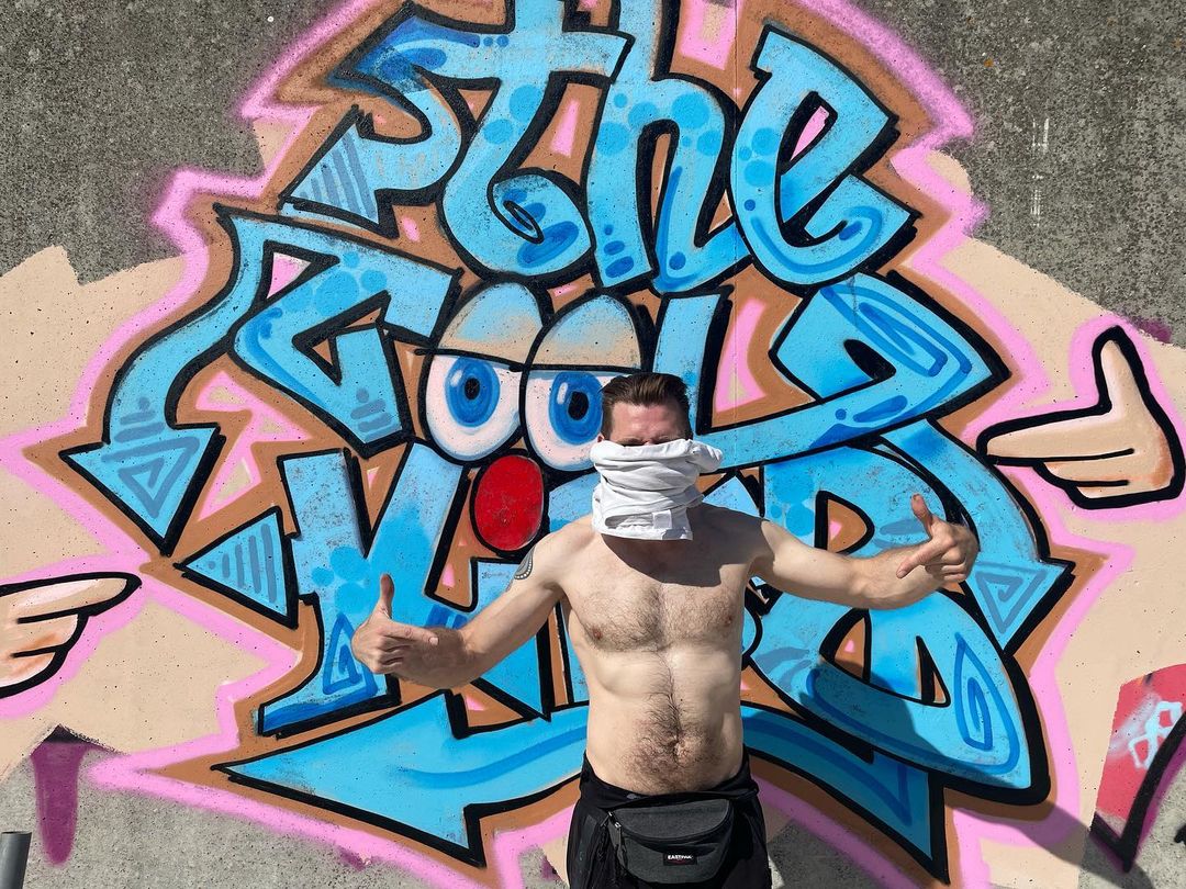 When you are not even launched yet and getting tribute graffiti painted on the walls of Europe👀
#TheCoolKidz #NFTStreetCrew #WorldFirst #StreetArt #Graffiti #NFTdrop #EthereumNFTs
