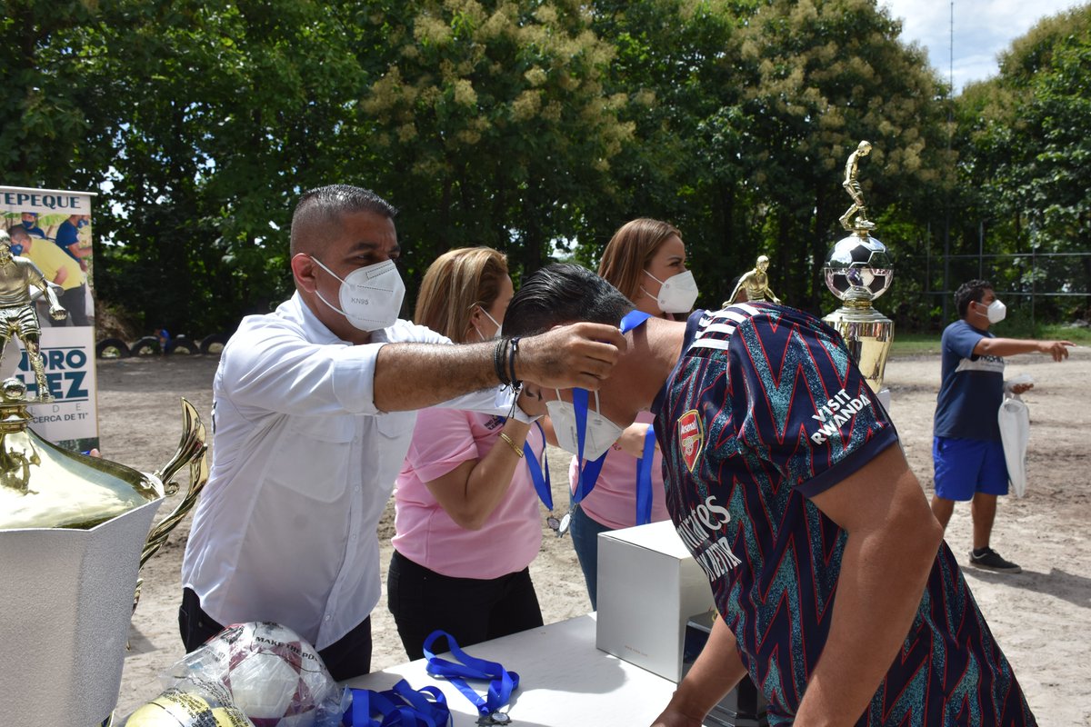 Alejandr0Nochez's tweet photo. Esta tarde participando en entrega de trofeos a los ganadores del torneo regular de futbol en cancha de Col. El Retiro en zona de Calle a Mariona, donde la @Alcaldia_Ayutux ha apoyado con varios de los premios, felicidades a todos los participantes y en especial a los ganadores. https://t.co/PqagEFFEeT