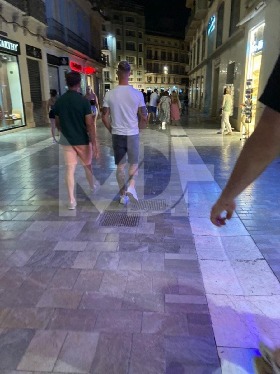MarioValverde_'s tweet photo. 💣 𝗘𝗫𝗖𝗟𝗨𝗦𝗜𝗩𝗔 𝗠𝗗𝗙
🤯 Desde Muydefútbol hemos cazado a Fran Sol paseando por las calles de Málaga. Su fichaje por el conjunto costasoleño es inminente.
#Malaga #LaLiga #ULTIMAHORA #Exclusiva #FranSol https://t.co/7q7l4f9VOn