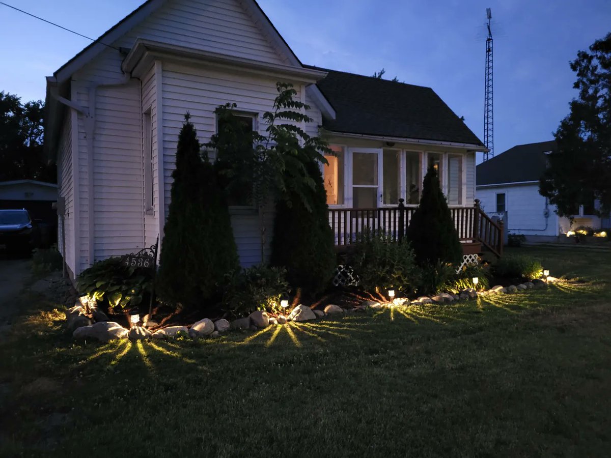 A month later and it's finished! Lovin my new lights! 🏡  #gardening #brownmulch  #housethings #lookingood #loveit #saturdaynightfun #nomoreweedsplease