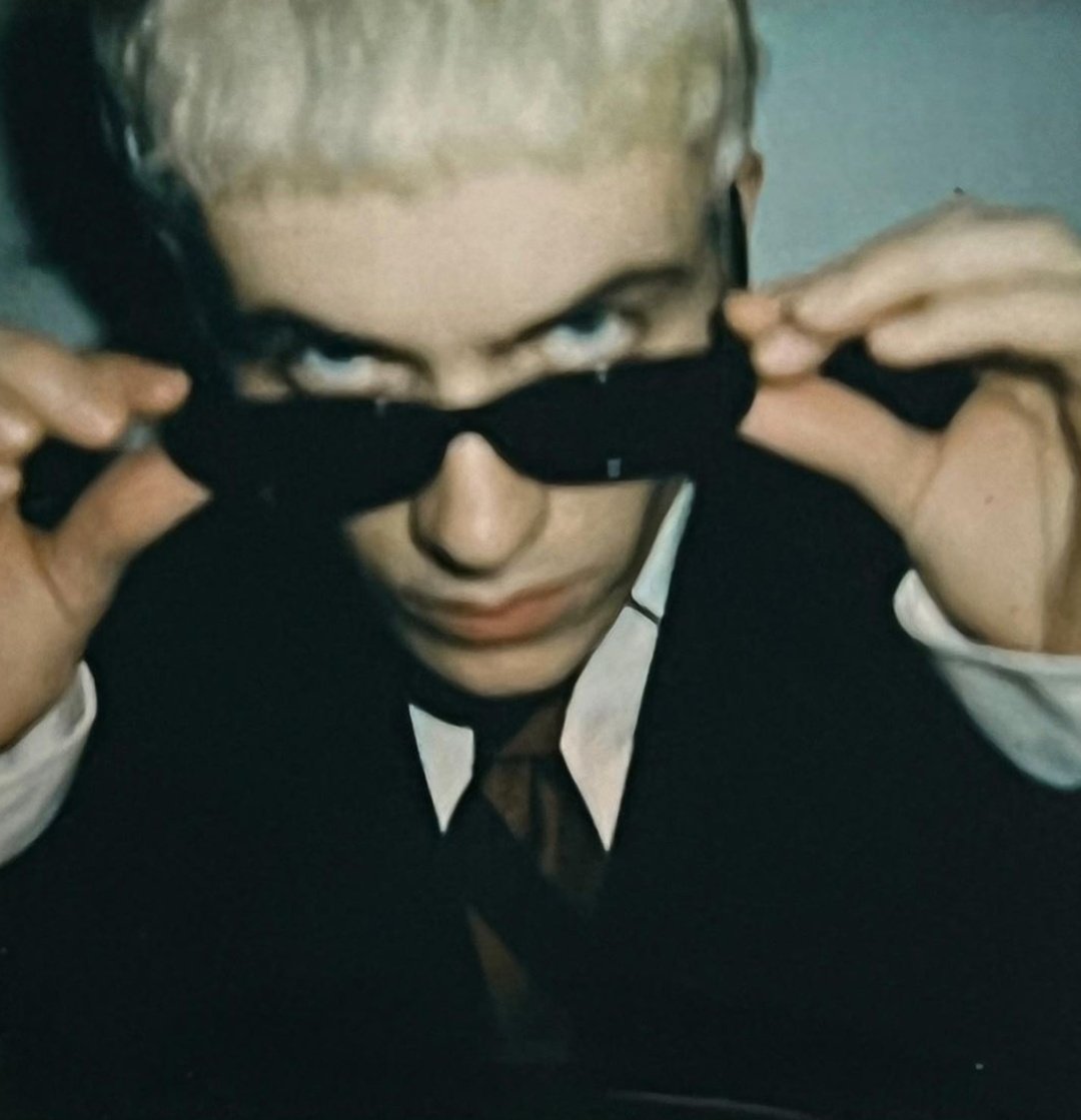 ㅤ

                      tsukishima kei [◉"]  (26)
                              not new to rp
                      like ╱ rt to be mutuals.
                                [  #hqrp  ] 
ㅤ