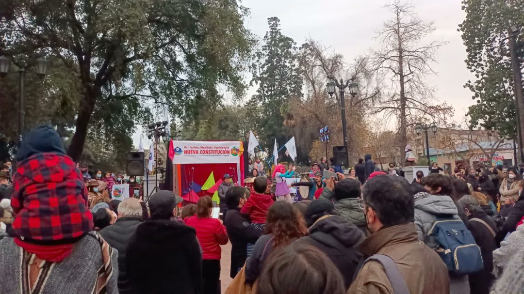 😊 Estamos felices por la gran convocatoria del acto artístico cultural por la nueva #Constitución  en la Plaza Yungay.

Junto a mis querides @manuconstituye
<a href="/NatividadLlanq3/">Natividad Llanquileo P.</a>

🌳 Gran interés de la comunidad por conocer los detalles de la propuesta que entregaremos mañana.