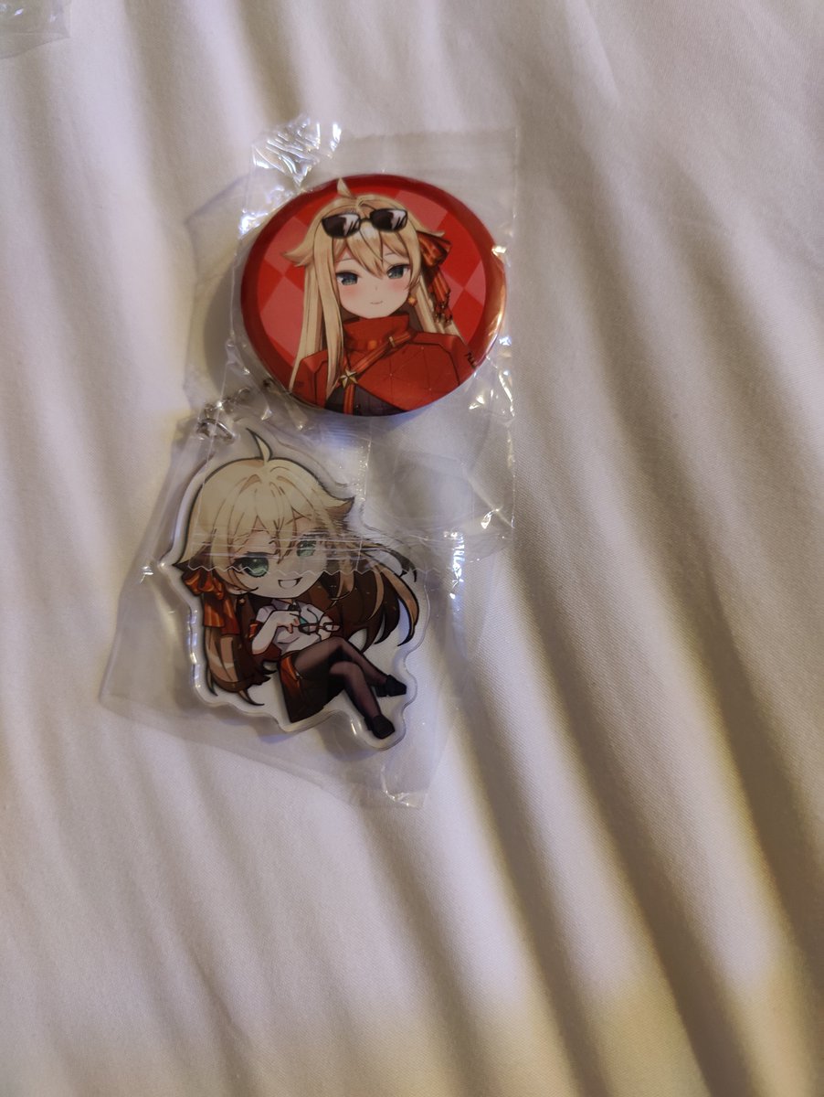 RedFrame4's tweet image. Got the rest of the @hoshinochar merch I missed but I was too shy to get her signature (〒﹏〒)