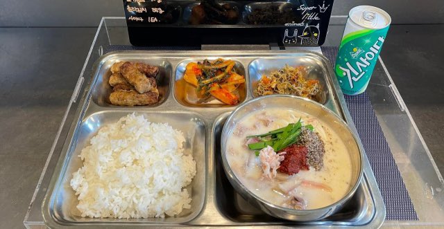 사회 곳곳에서 시작되는 정상화. 
상식적인 나라.
#윤석열 #윤석열정부

확 달라진 육군 급식…1군단 9사단 예하 부대 급식 ‘깜놀' (출처 : 헤럴드경제 | 네이버 뉴스) naver.me/xKNUzpFK