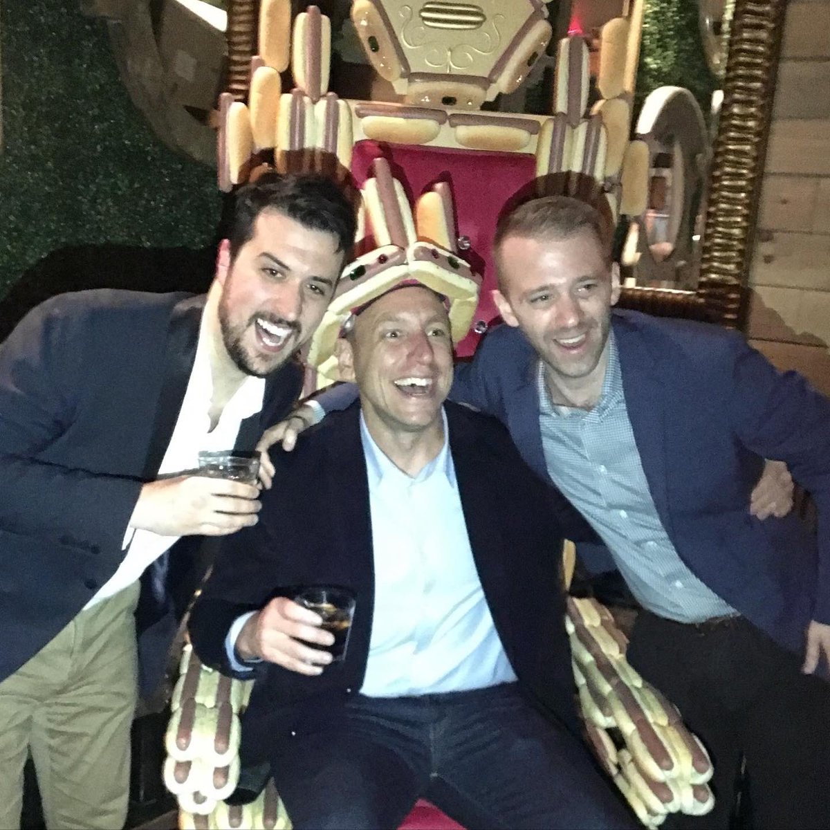 FBTSpod's tweet image. A mad king? The GOAT? Maybe both?

Many say its Joey vs. his 76 Hot Dogs &amp;amp; Buns record on July 4th. 

Do you think Joey “Jaws” Chestnut has what it takes to make history… again? 

🌭 🇺🇸 🌭