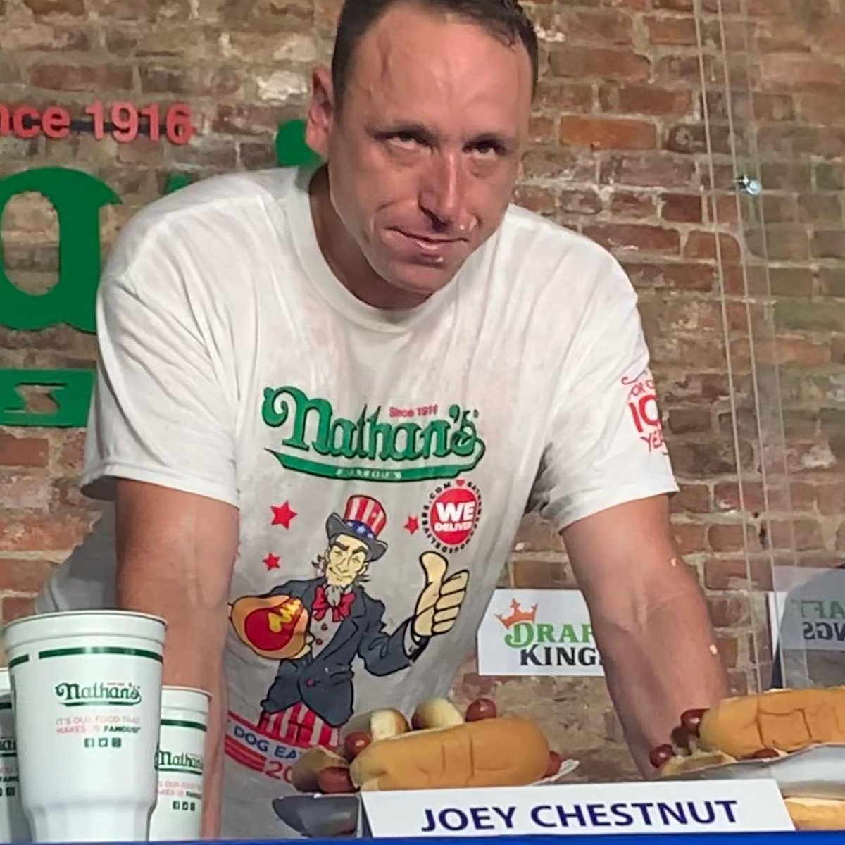 FBTSpod's tweet image. A mad king? The GOAT? Maybe both?

Many say its Joey vs. his 76 Hot Dogs &amp;amp; Buns record on July 4th. 

Do you think Joey “Jaws” Chestnut has what it takes to make history… again? 

🌭 🇺🇸 🌭