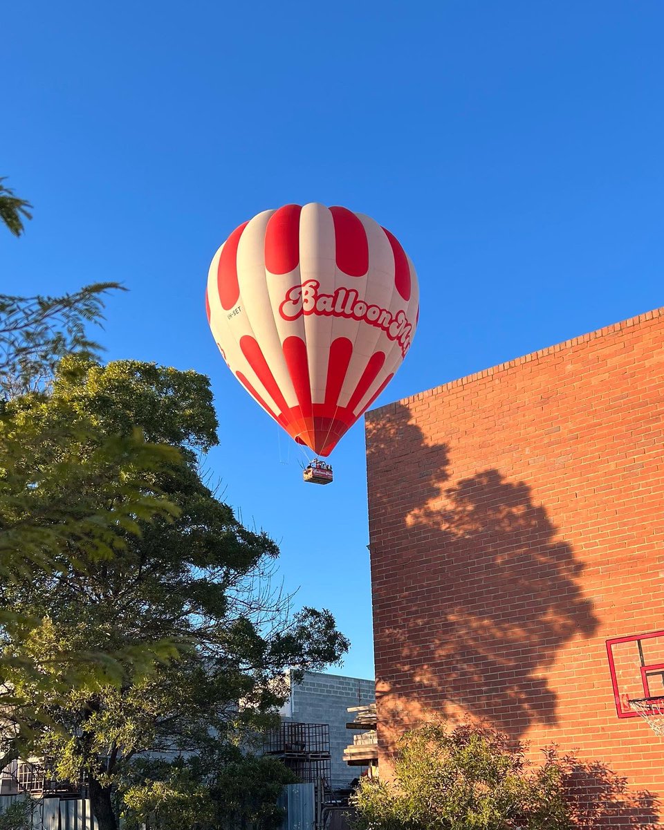 Astrocave's tweet image. Just your typical morning in #Brunswick with a low-flying hot-air balloon