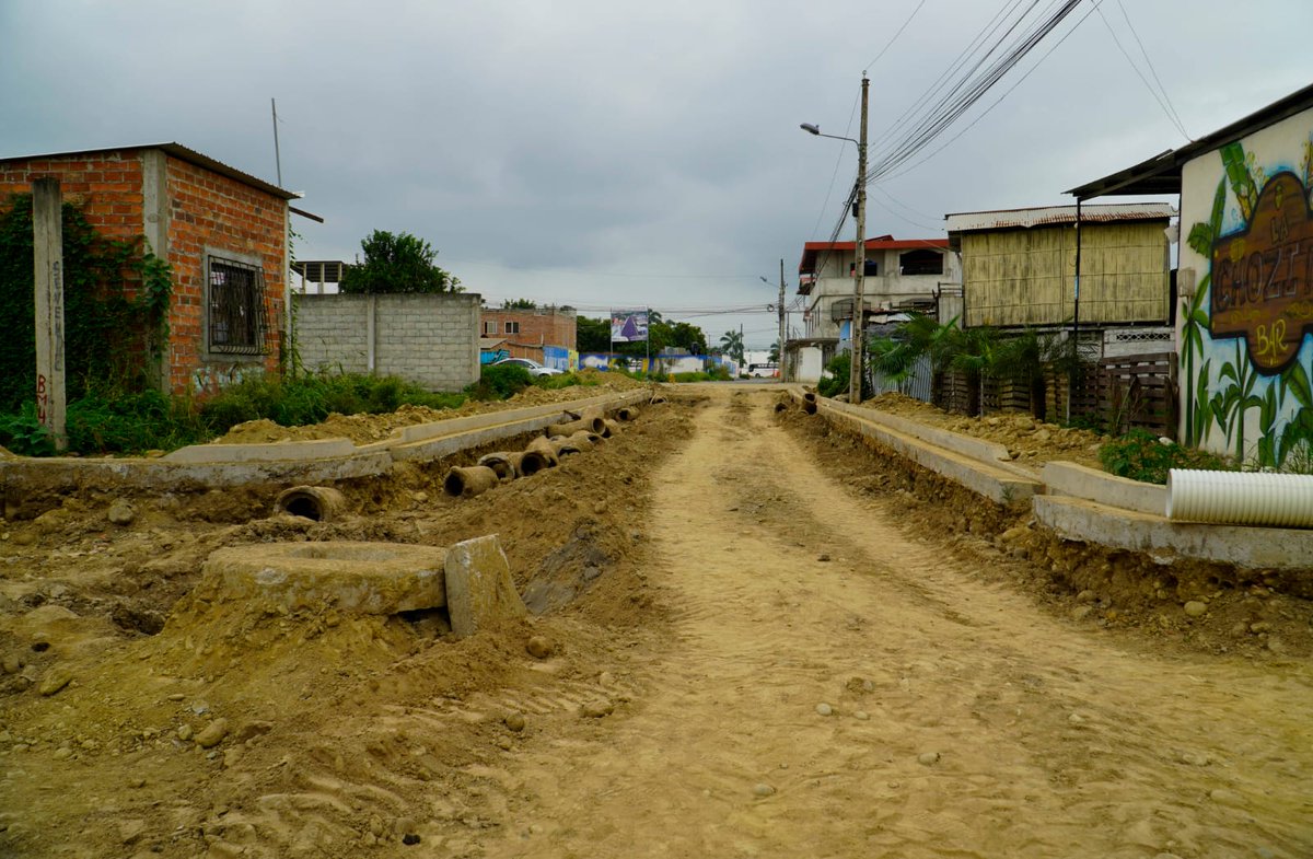 cesarencaladae's tweet photo. En Lotz. La Guamán avanza a buen ritmo la regeneración integral con alcantarillado, bordillos, aceras, colocación de material de mejoramiento previo al proceso de asfaltado, con esta obra mejoraremos la calidad de vida de los moradores del sector.

#JuntosCambiamosPasaje 🟨🟥🟨 https://t.co/dq7iMT1whU
