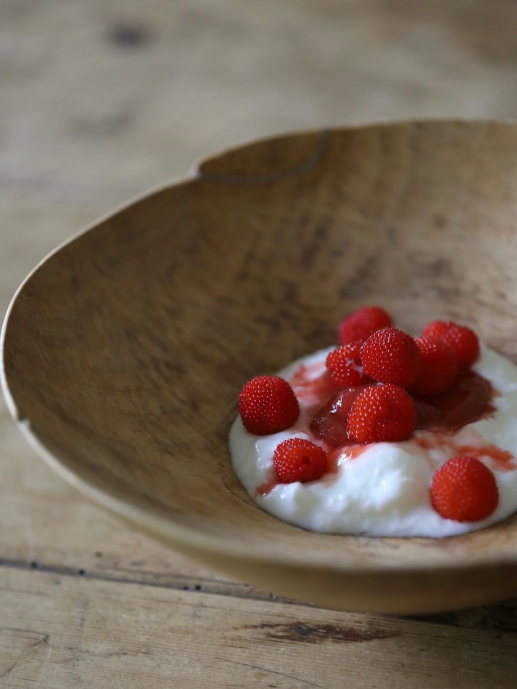 Hers編集部 Hers春号 発売中 特集は 好きなものと暮らすための 新しい目 細川亜衣 さん 木の鉢 ヨーグルト に 庭で採れた野いちごと いちごジャムを盛り付けて T Co 92r1ecw4zi 整えなおす 暮らし レシピ 食 インテリア 細川