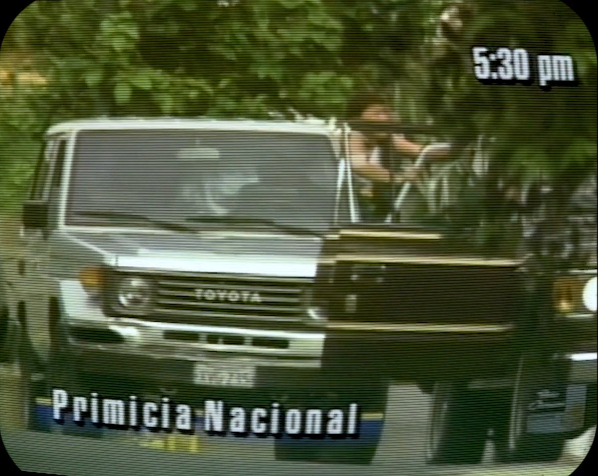 En 1995, la toma de rehenes en el Urológico de San Román marcó al país.

¿Qué recuerdan sobre este caso? 🧵