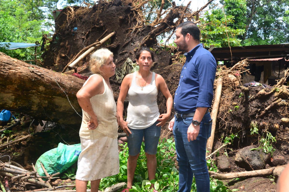 RafaelArevaloES's tweet photo. Este día visitamos a las familias afectadas en diferentes lugares de Sonsonate. Apoyaremos a reparar sus casas a TODOS de inmediato. Ningún Sonsonateco abajo en esta tormenta tropical #Bonnie https://t.co/Vu9vbwzgEB