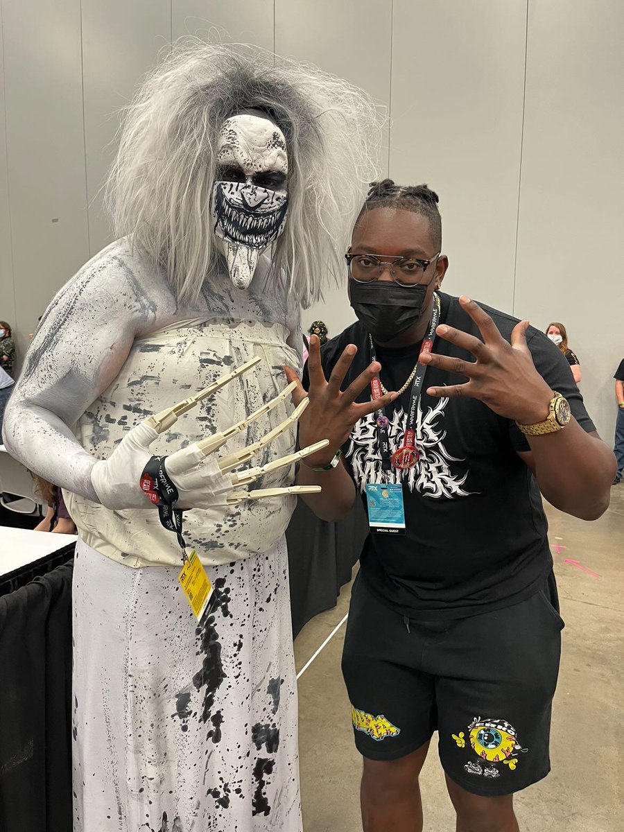 de_spanjaard's tweet photo. @JustineHuxley @JohnnyYoung115 @benjipea @IfyNwadiwe. Thank you guy so much for coming its like a dream come true . you guys were too cool and too nice . loved it !!! My first legends to sign my pathfinders quest . #RTXAustin @RTXEvent @PlayApex #ApexLedgends https://t.co/Gbt3poDaYV