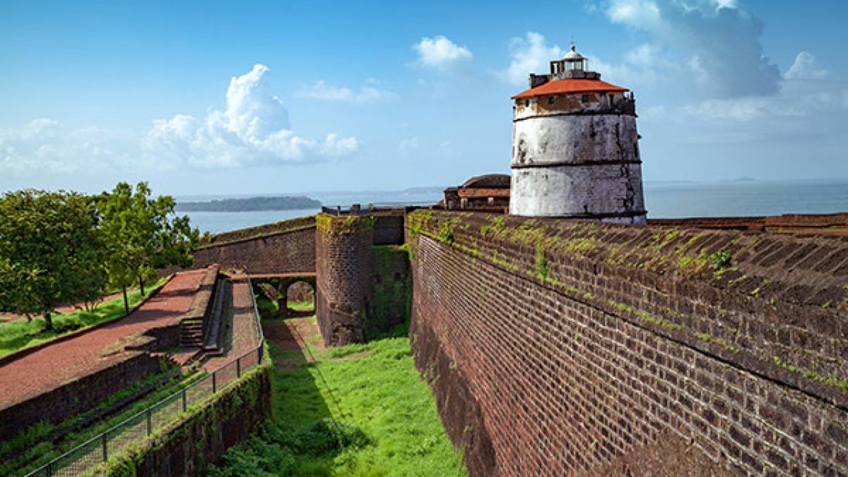 distantfrontier's tweet photo. One of the most instagrammable spots in Goa, Fort Aguada and its lighthouse is a well-preserved 17th century Portuguese fort set on Sinquerim Beach overlooking the Arabian Sea.
#goa #goatourism #aguadafort #travel #explore #travelwithus #distantfrontier https://t.co/E8efiKkFtO