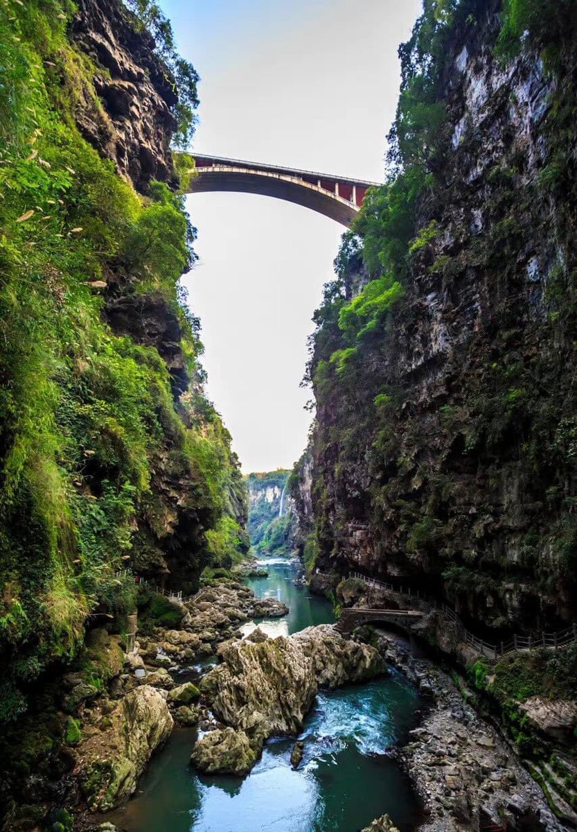 ExpatsHoliday's tweet photo. Maling River Canyon Scenic Spot in Guizhou is famous for its karst features and deep rift with waterfalls. The best time to drift along Maling River is from June to October. #China #travelphotography #Guizhou #travelinchina https://t.co/RyvyTTDdGc