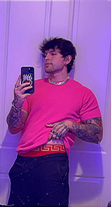 I bought new underwear https://t.co/4xyuKYV3Xr