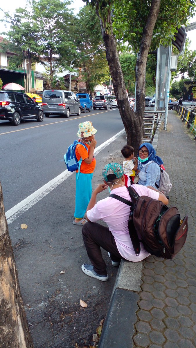 Bapak DPR yang (gak) terhormat kemarin mungkin ga pernah di posisi ini dan gak pernah melihat kondisi ini karena begitu nyamannya dan jauhnya dia dari fakta di sekitarnya.

Saya ketemu keluarga ini jalan2 ke Sanur dan Kuta dari Tabanan naik Teman Bus. Bayangkan jika...