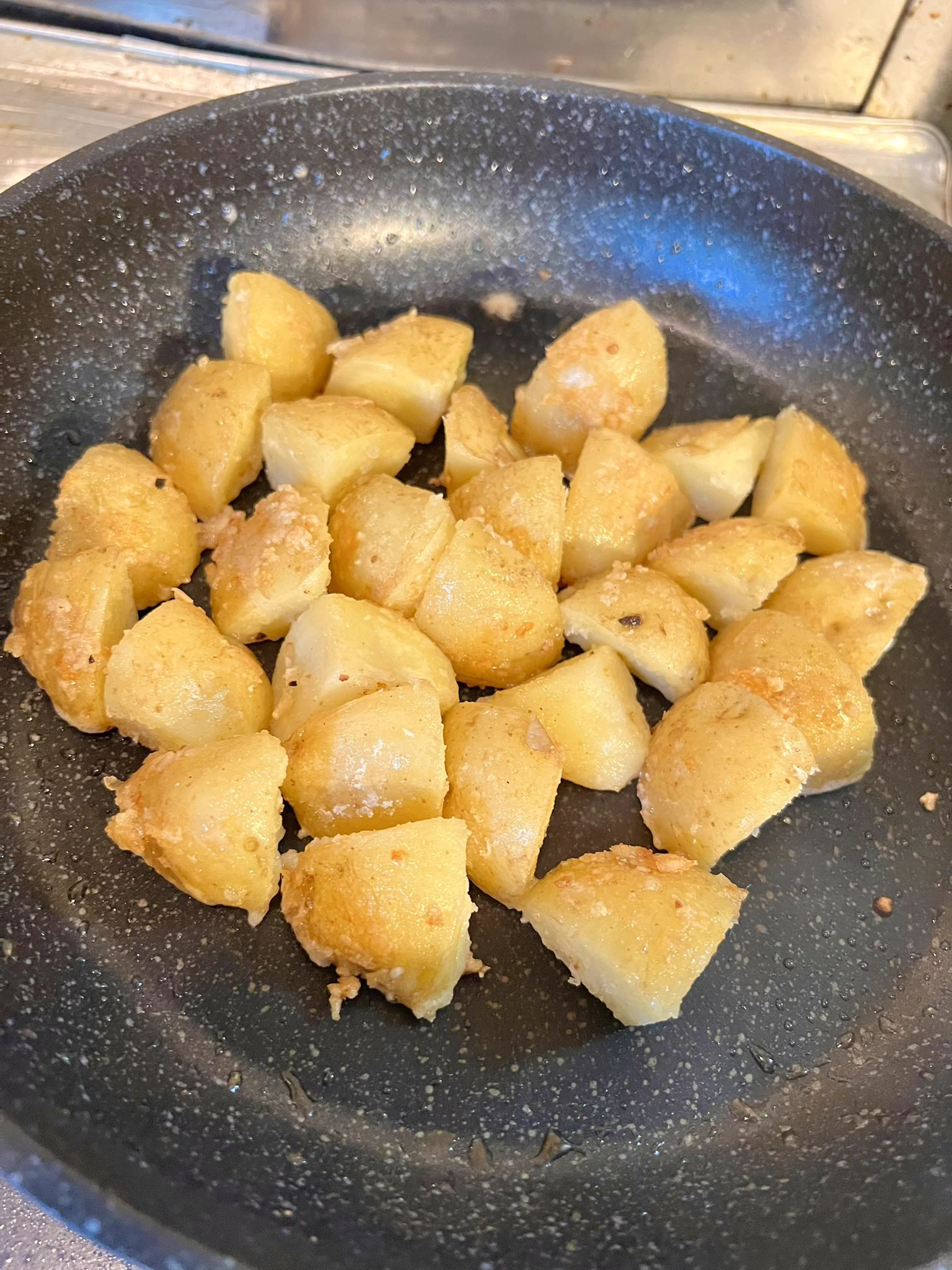 これ作ってみたんだけど美味しかった😋
レシピに対して砂糖が少なかったから照り焼き感があと一歩だったけど
じゃがいも余ってる時とか簡単でいいわ  
