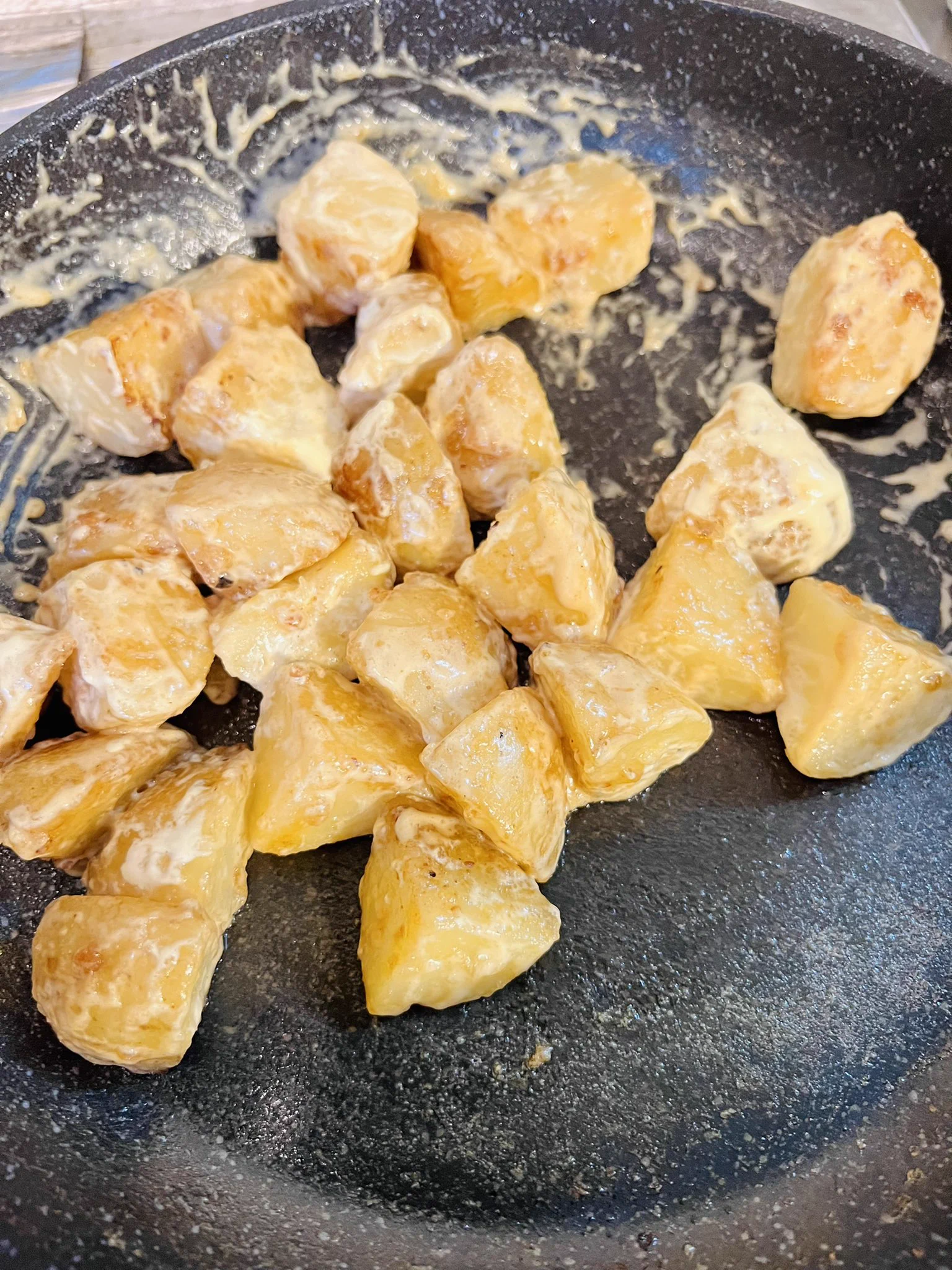 これ作ってみたんだけど美味しかった😋
レシピに対して砂糖が少なかったから照り焼き感があと一歩だったけど
じゃがいも余ってる時とか簡単でいいわ  