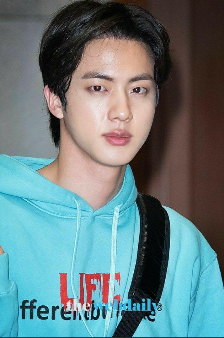 jhoprs's tweet photo. kim seokjin não precisa de maquiagem, a maquiagem que precisa dele https://t.co/Wz37O6Eu9p