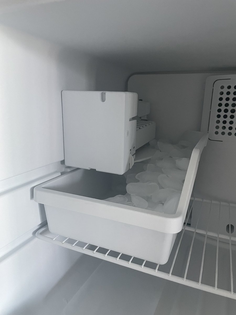CaucasianJames's tweet photo. i know ur not supposed to brag on the internet but the ice situation is good over here https://t.co/TmfZuhcreF