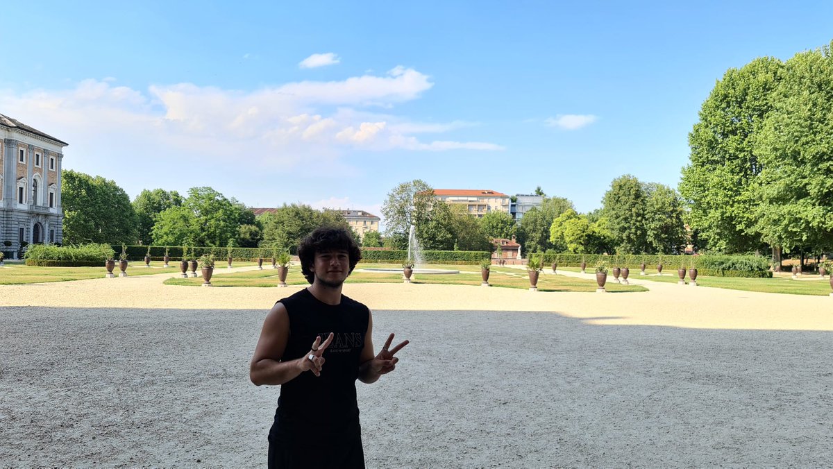 Andreaillezzo's tweet photo. Io a disagio perché mio zio ha voluto a tutti i costi farmi na foto https://t.co/5mjsOpjBPq
