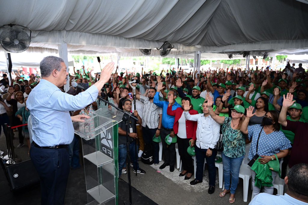 LeonelFernandez's tweet image. Juramentados en Mao miles de nuevos integrantes en la #FuerzaDelPueblo, líderes comunitarios, empresarios y productores agropecuarios, algunos de los cuales expusieron su angustia debido a la espiral inflacionaria de los insumos del agro así como el aumento de la tarifa eléctrica