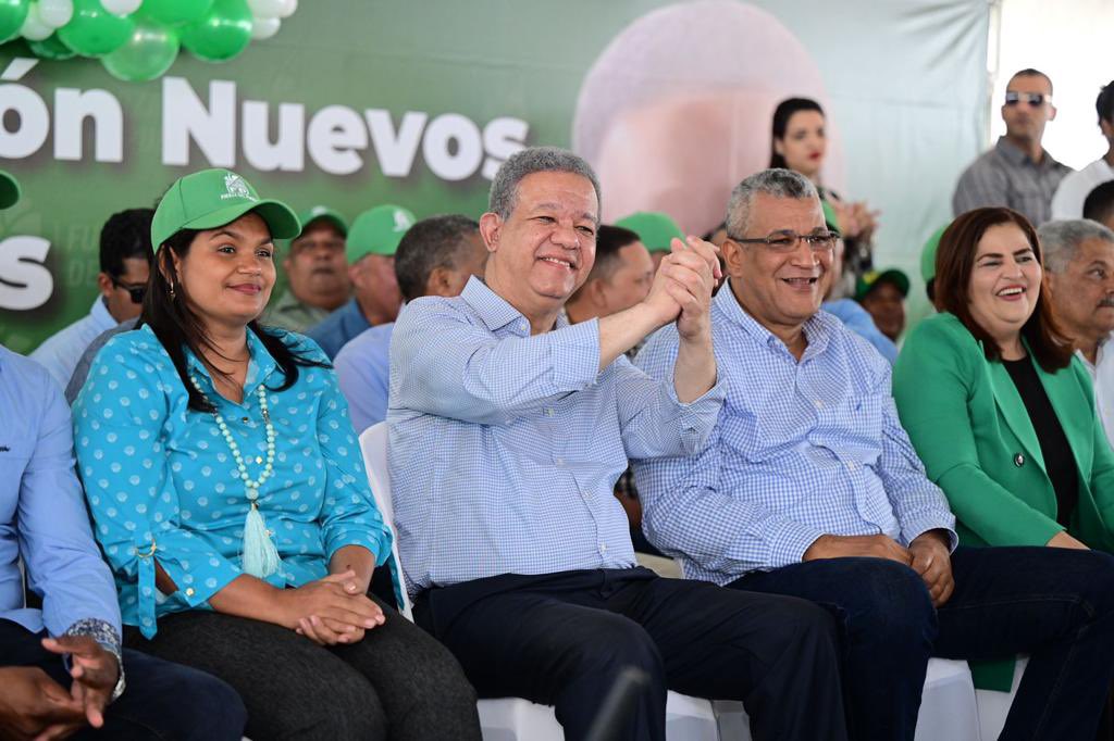 LeonelFernandez's tweet image. Juramentados en Mao miles de nuevos integrantes en la #FuerzaDelPueblo, líderes comunitarios, empresarios y productores agropecuarios, algunos de los cuales expusieron su angustia debido a la espiral inflacionaria de los insumos del agro así como el aumento de la tarifa eléctrica