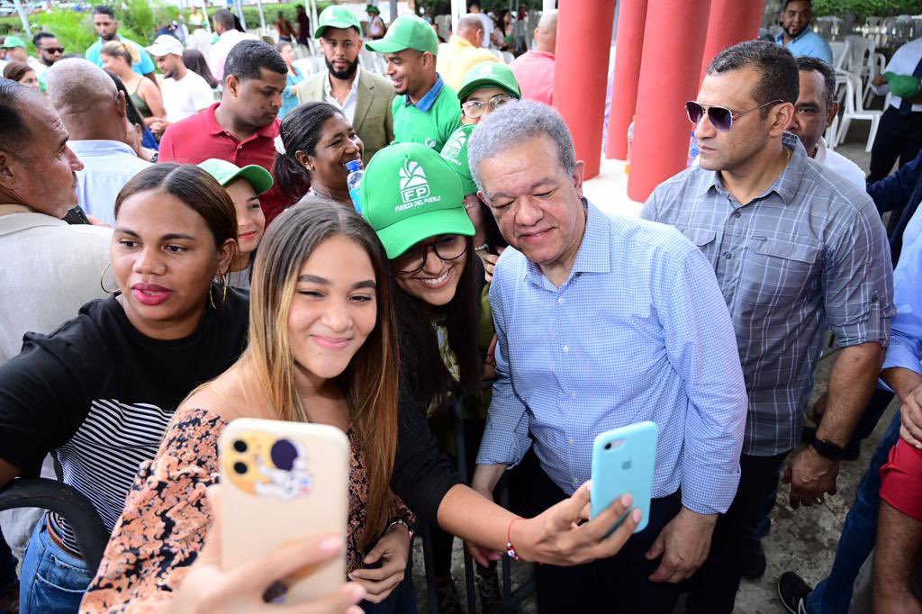 LeonelFernandez's tweet image. Juramentados en Mao miles de nuevos integrantes en la #FuerzaDelPueblo, líderes comunitarios, empresarios y productores agropecuarios, algunos de los cuales expusieron su angustia debido a la espiral inflacionaria de los insumos del agro así como el aumento de la tarifa eléctrica