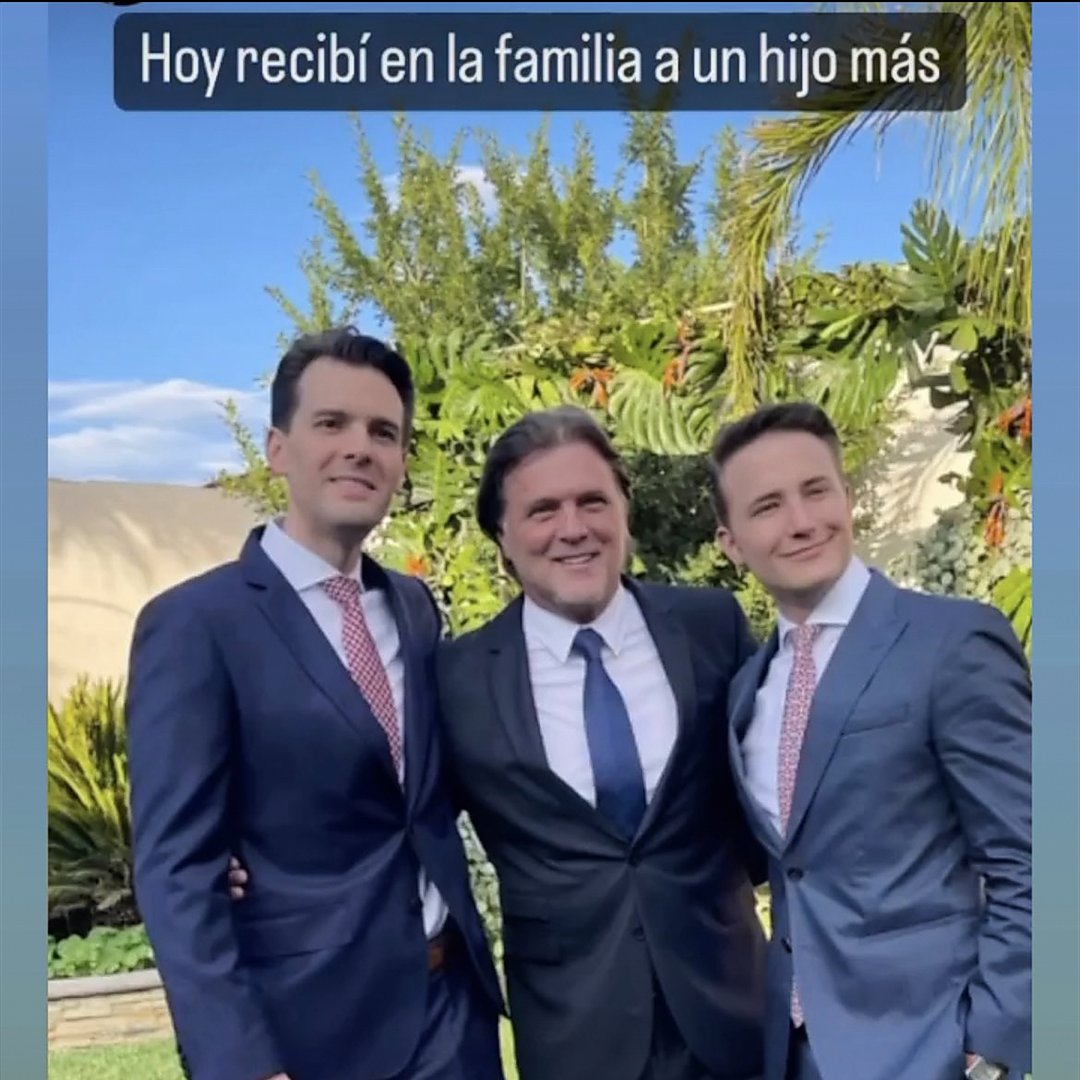 CarLon_2020's tweet photo. Finalmente se llevó a cabo la BODA de YANICK STRCKLER Y MANUEL ALONSO CÁRDENAS, fue una ceremonia muy austera y familiar en BOSQUES DE LAS LOMAS, el actor argentino RENÉ STRICKLER está feliz con esta unión. #LoveIsLove 🌈 https://t.co/bocyntJAW9