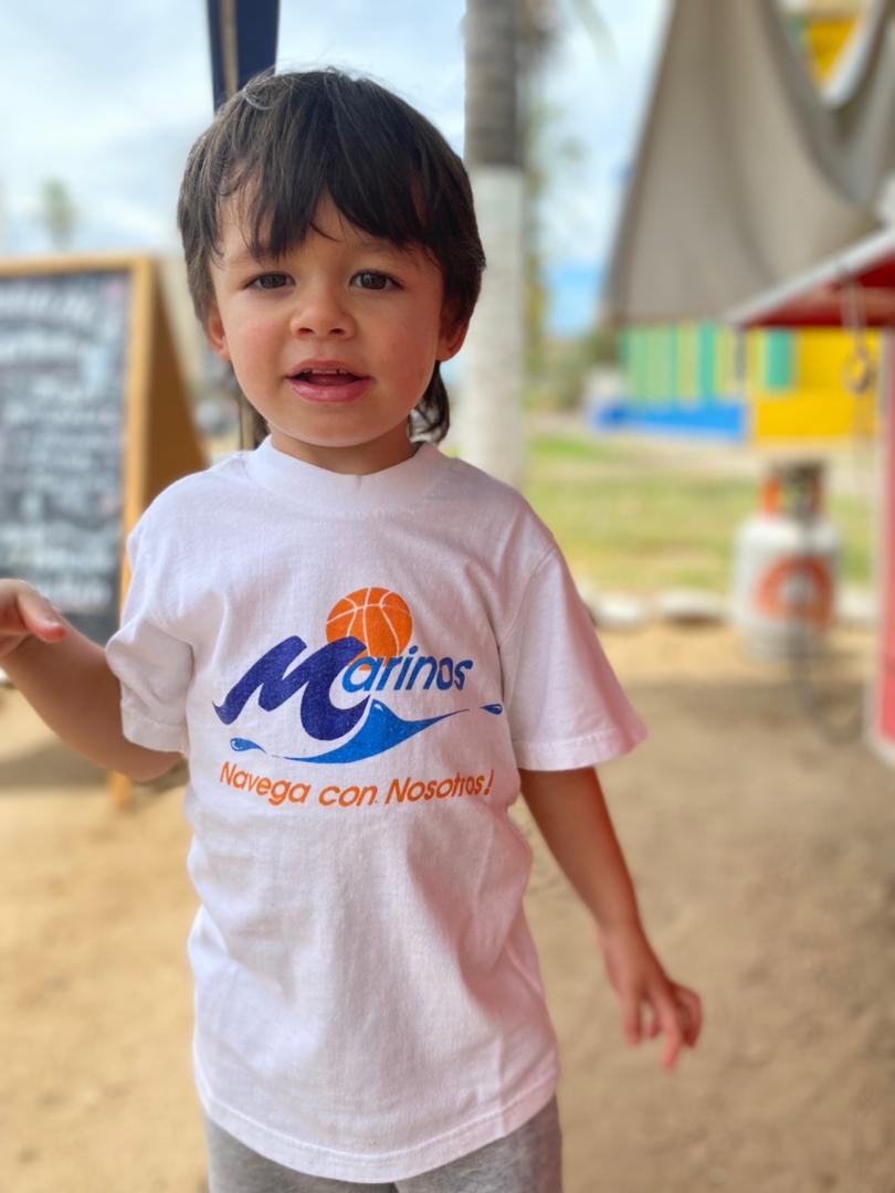DominCirigliano's tweet photo. #Julio #balonvesto #Marinos  
Mi hija le puso a mi lindo nieto de 3 años esta franela honrando al Marinos de los 90 impresa  hace unos 30 años  Ese logo fue el del equipo récord de 1991, uno de mis favoritos. https://t.co/Ya5Por8yMS