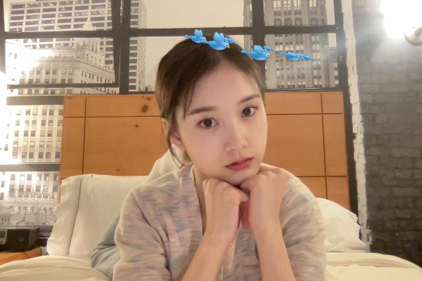 yeeumni's tweet photo. feelin’ like i’m inside a cartoon and something hits me so my head feels extra mega dizzy that there are some birds flying ‘round out of it. 😵‍💫 https://t.co/uawdOY1RJe
