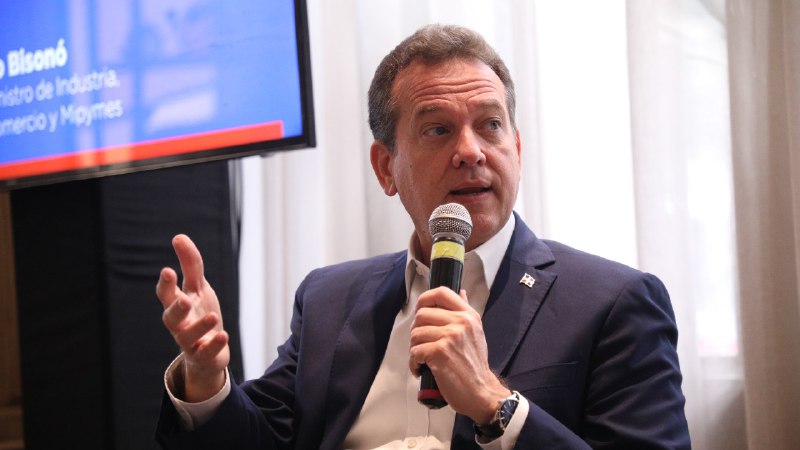 victoraquinotv's tweet photo. El ministro de Industria, Comercio y Mipymes, Víctor-Ito- Bisonó, reveló este domingo que el gobierno ha destinado más de RD$23,000 millones en subsidios a los precios de los combustible para mantener sus precios estables y sin las alzas en el mercado internacional https://t.co/4rRfjTGXbG